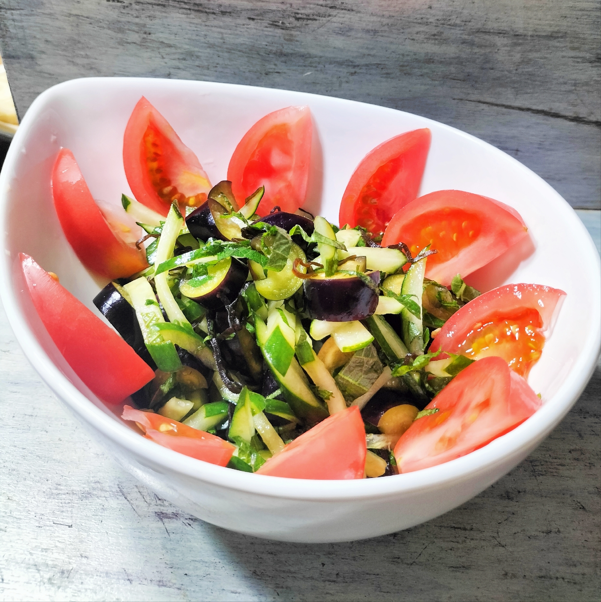 夏にぴったり♡夏野菜の塩昆布サラダ
