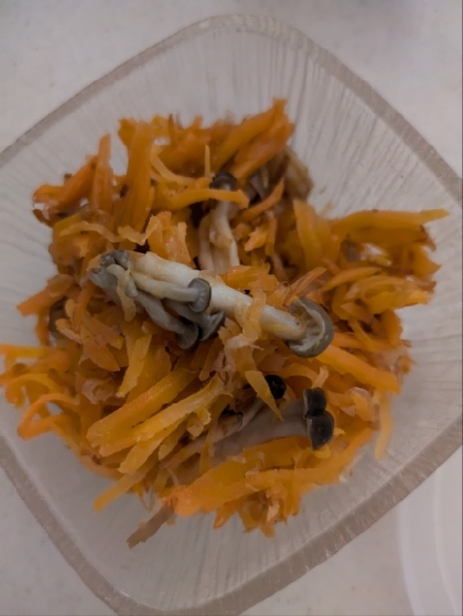 レンジで簡単♡にんじんとしめじのおかかバター和え