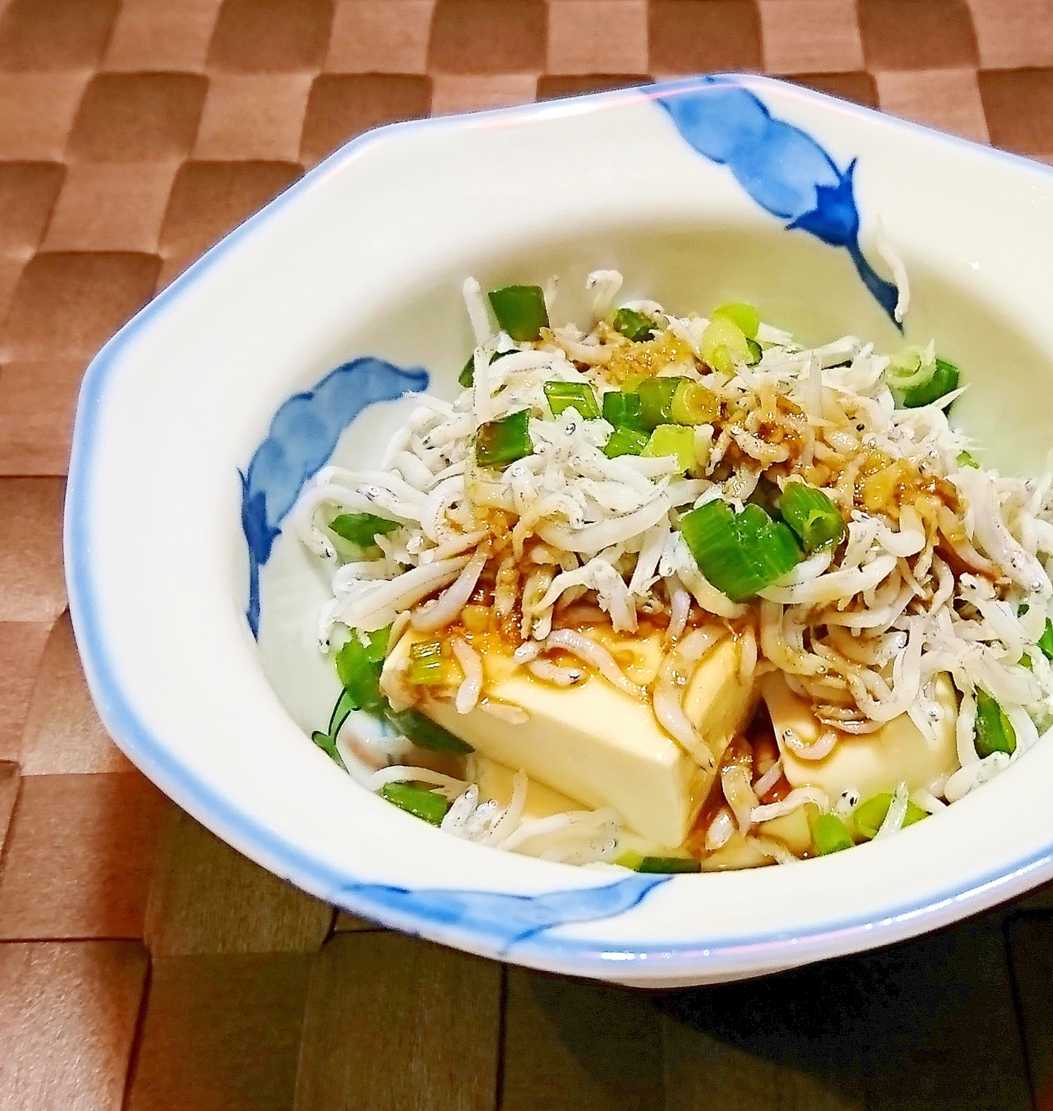わさび醤油で　しらす豆腐