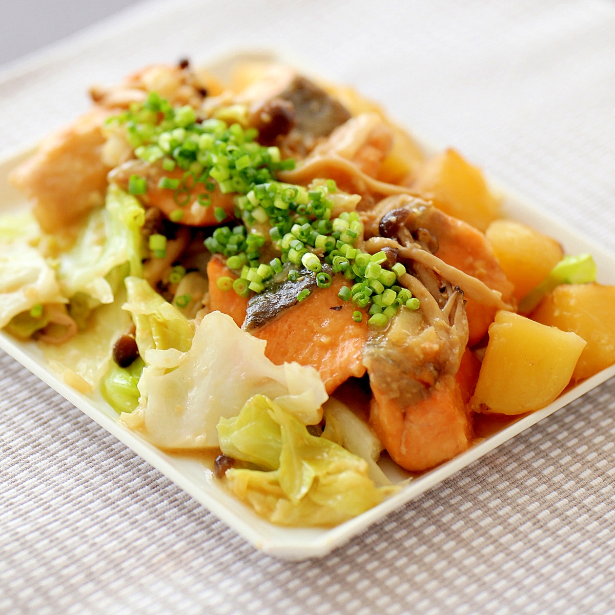 秋鮭とじゃがいも、キャベツの味噌バター焼き